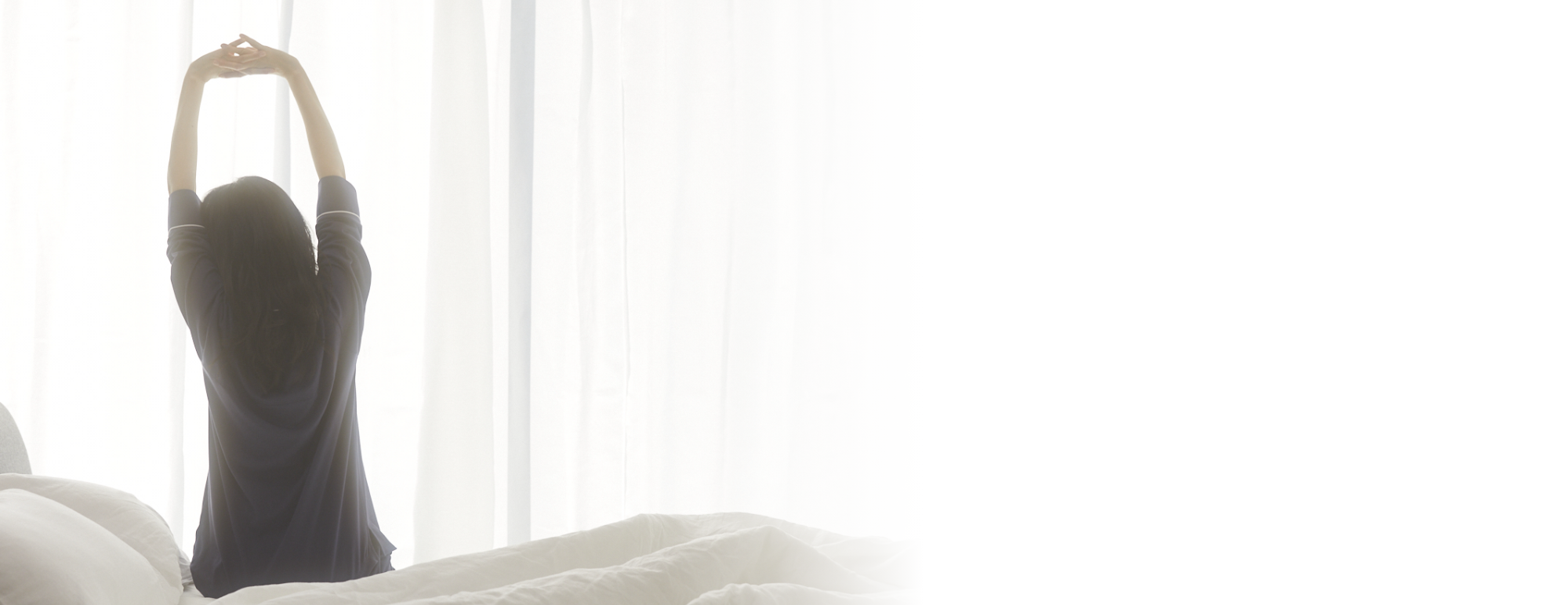 深い休息から目覚める女性