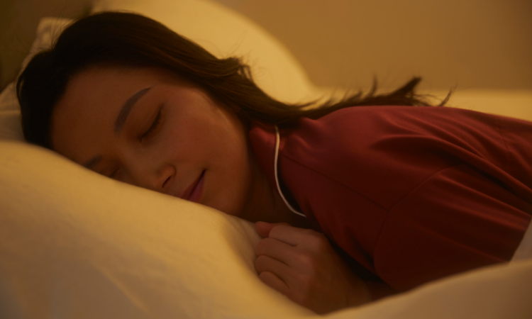 安心して眠りにつく女性