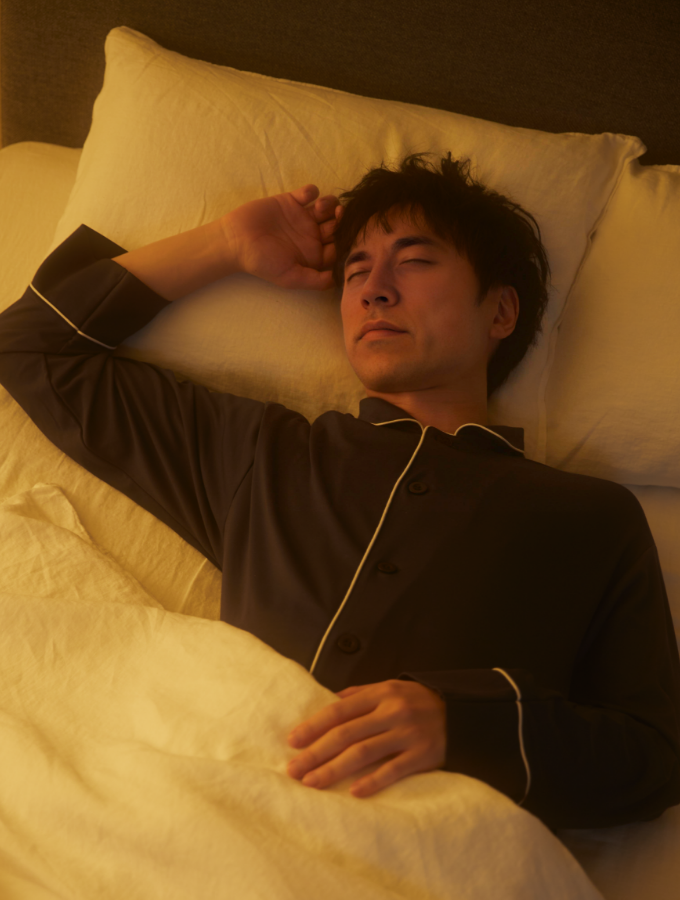 安心して眠りにつく男性