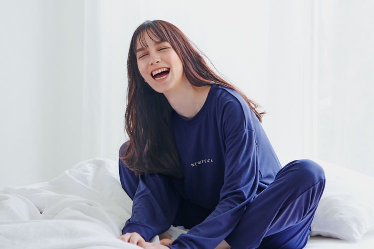 リカバリーウェアスリープを着て笑顔になる女性