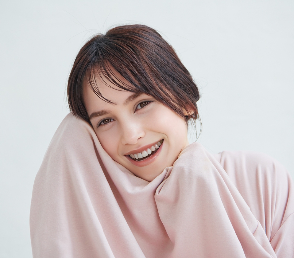 シルクのような肌触りを楽しむ女性