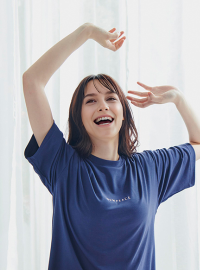 軽く、さらっとした着心地で爽快な目覚めを迎える女性