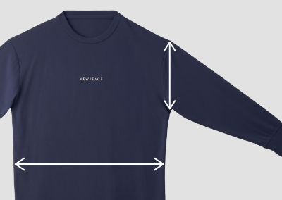 アームホールを広く取り、ほどよいリラックスフィットな身幅のデザイン仕立てを表すイメージ