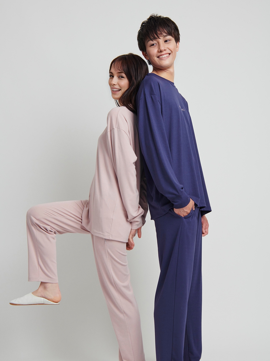 リカバリーウェアスリープを着て並んでいる男女