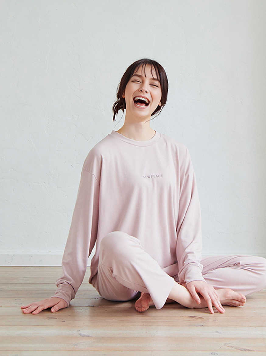 リカバリーウェアスリープを着て微笑む女性