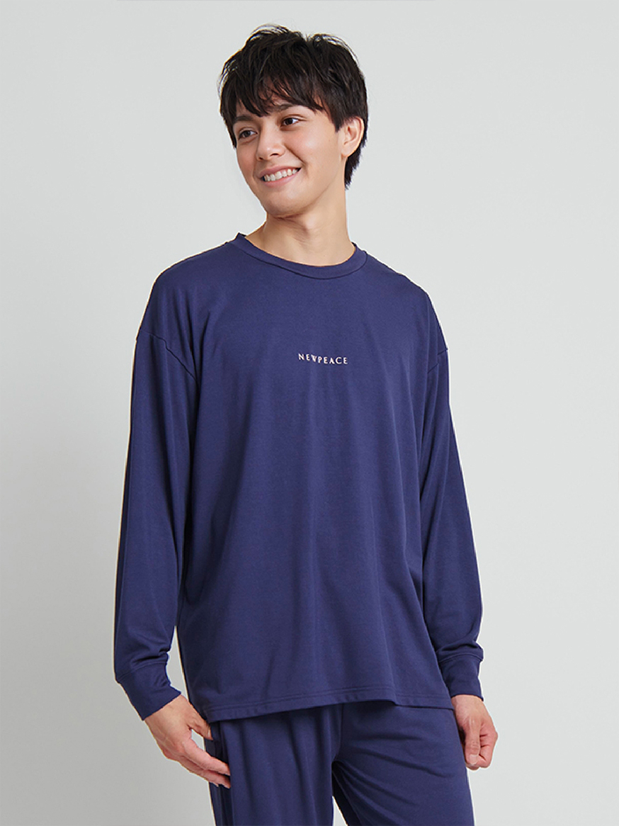 リカバリーウェアスリープを着て微笑む男性