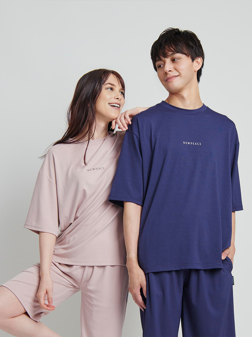 リカバリーウェアスリープを着て並んでいる男女