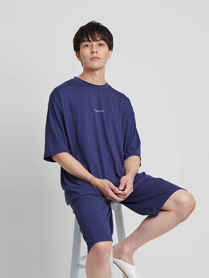 リカバリーウェアスリープを着てリラックスする男性