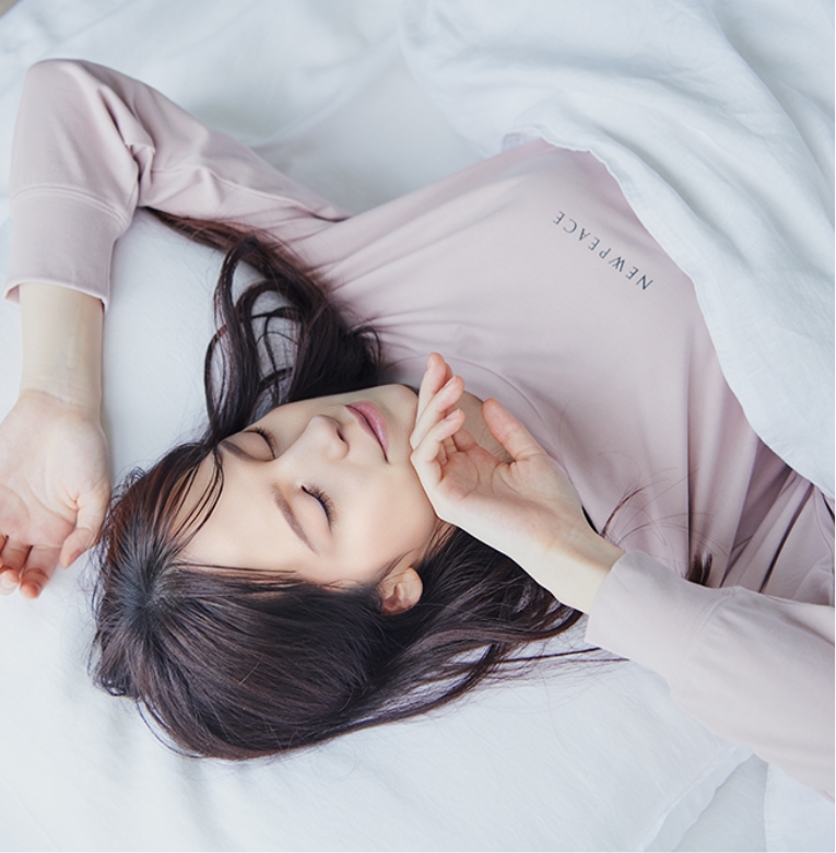 心地良さそうにぐっすり眠る女性