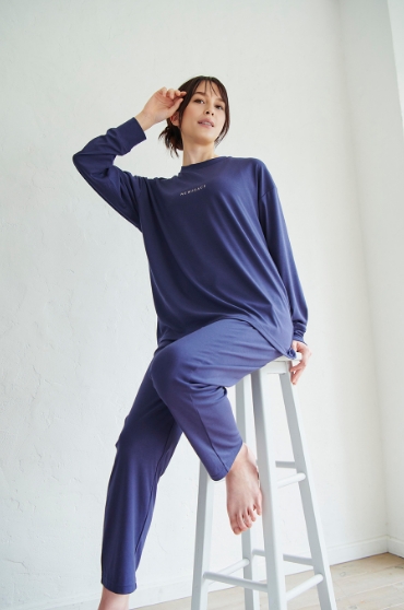 椅子に座ってリラックスする女性