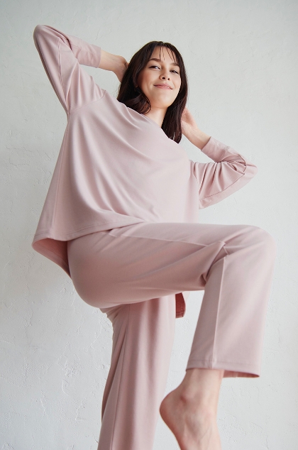 リカバリーウェアスリープの伸縮性の良さを感じる女性