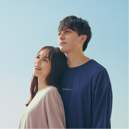 朝日を浴びるリカバリーウェアスリープを着た男女